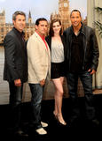 th_04229_Celebutopia-Anne_Hathaway-Get_Smart_photocall_in_London-23_122_1088lo.jpg