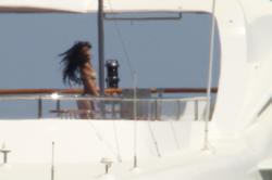 th_255905288_RihannaontheyachtLatitudeoffPortoCervo16.7.2012_09_122_112lo.jpg