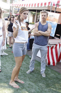 http://img156.imagevenue.com/loc130/th_639108818_Maria_Menounos_at_The_Grove_for_Extra_Palooza_in_LA_September_10_2012_06_122_130lo.JPG