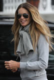 th_29211_celebrity_paradise.com_TheElder_ElleMacpherson2010_10_06_schoolruninLondon7_122_166lo.jpg
