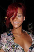 th_56595_RihannasignscopiesofRihannaRihannainNYC27.10.2010_117_122_178lo.jpg