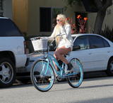 th_53478_KUGELSCHREIBER_Lindsay_Lohan_spotted_cruising_through_Venice_on_bicycle1_122_196lo.JPG