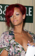 th_58646_RihannasignscopiesofRihannaRihannainNYC27.10.2010_178_122_34lo.jpg