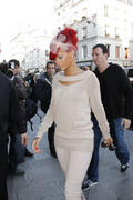 th_81660_RihannaleavesherhotelinParis7.10.2010_15_122_344lo.jpg