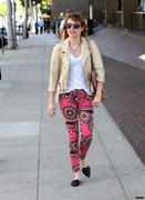 th_657087916_EmmaRoberts07062012EatingIceCreaminBeverlyHills11_122_37lo.jpg