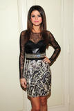 th_72632_celebrity_paradise.com_TheElder_SelenaGomez2011_03_14_getsreadyinherhotelforLetterman14_122_370lo.jpg