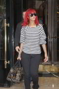 th_53054_RihannaleavesPlazaAtheneeHotelinParis9.10.2010_12_122_38lo.jpg