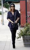 th_01592_celebrity_paradise.com_TheElder_KateWalsh2011_01_06_leavesCafeFigaroinLosFeliz6_122_416lo.jpg