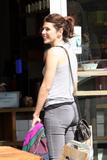 th_83222_Preppie_-_Marisa_Tomei_out_and_about_in_Venice_-_October_8_2009_942_122_423lo.jpg