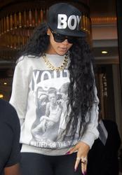 th_831204903_RihannaleavingherhotelinLondon8.7.2012_09_122_443lo.jpg