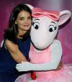 th_25284_celebrity_paradise.com_TheElder_KatieHolmes2010_06_07_AnnouncesDizzyFeetPartnership16_122_457lo.jpg