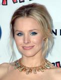 th_76389_Kristen_Bell_-_Forgetting_Sarah_Marshall_premiere_in_Hollywood_-_April_10_2008_097_122_466lo.jpg