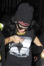 th_823677528_RihannaleavingJalouseNightclubinMayfairLondon9.7.2012_14_122_488lo.jpg