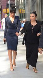 th_826748670_RihannaleavesherhotelinNewYorkCity6.7.2012_33_122_512lo.jpg
