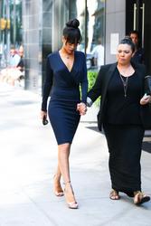 th_826778473_RihannaleavesherhotelinNewYorkCity6.7.2012_36_122_579lo.jpg