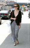 th_15479_mandy_moore_shopping-NYC_jul032008_14_122_641lo.jpg