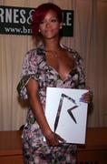 th_62125_RihannasignscopiesofRihannaRihannainNYC27.10.2010_309_122_65lo.jpg