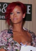 th_62070_RihannasignscopiesofRihannaRihannainNYC27.10.2010_303_122_67lo.jpg