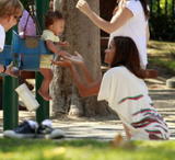 th_06188_Celebutopia-Halle_Berry_with_her_daughter_in_Beverly_Hills-04_122_760lo.jpg