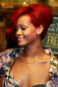 th_54003_RihannasignscopiesofRihannaRihannainNYC27.10.2010_23_122_82lo.jpg