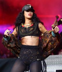 th_004726894_RihannaperformsliveattheBarclaycardWirelessFestivalHydeParkLondon8.7.2012_141_122_93lo.jpg
