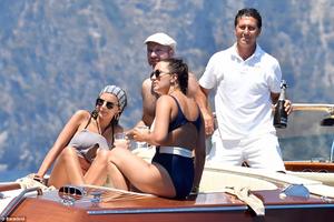 Emily-Ratajkowski-Wearing-Swimsuits-on-a-Boat-in-Positano%2C-Italy-6_23_17-36d45kg6ya.jpg