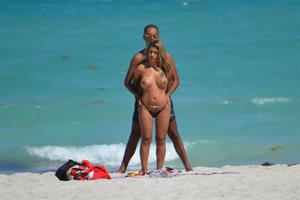 Spying-couple-on-the-beach-from-cafeteria-x20-r1lt778fmm.jpg