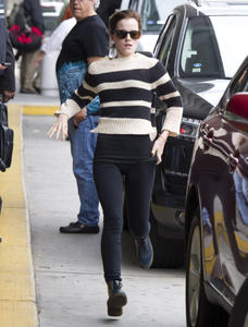 http://img156.imagevenue.com/loc477/th_137518325_EmmaWatson_JFKAirportArrival_September29_2012_5_122_477lo.jpg